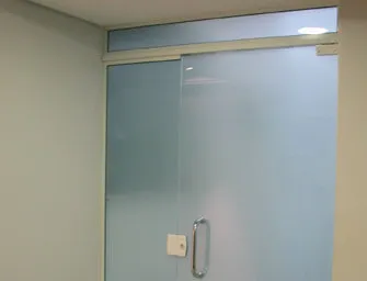 Porta de abrir com fixo em vidro temperado